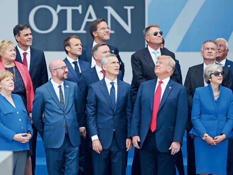 CONTROVERSE.  Președintele SUA, Donald Trump, privește într-o direcție diferită  față de partenerii săi modul  de organizare a NATO