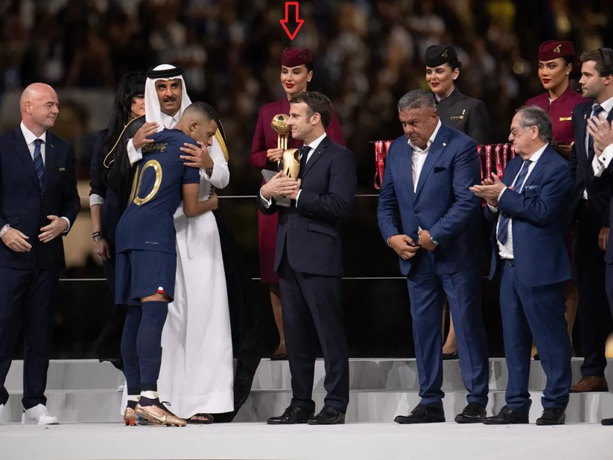Adriana, românca aleasă să țină trofeul pentru Messi Foto: profimediaimages.ro