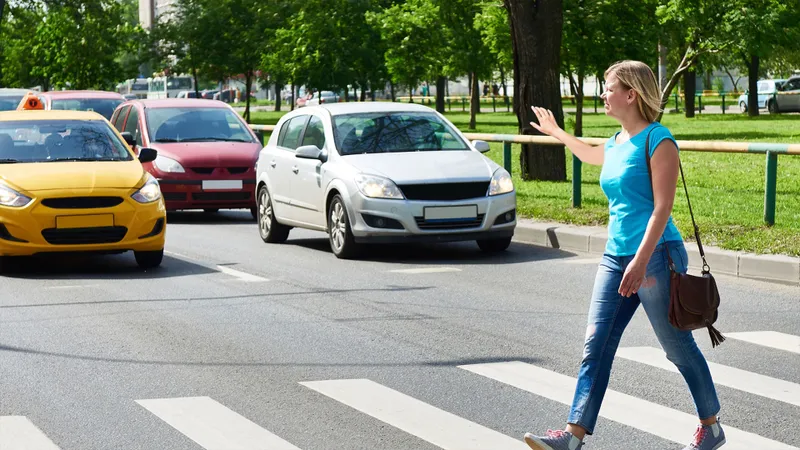 Scandaluri în intersecții? Șoferii au lumină verde de liber dreapta, pietonii au verde pe trecere - Foto: doublebaytoday.com - Rol ilustrativ