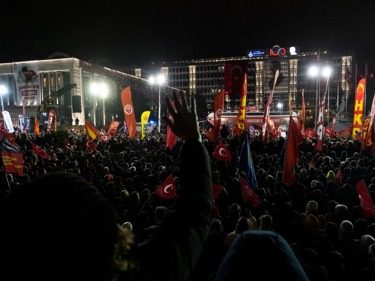Tensiune, la Istanbul. Mii de oameni, în stradă, la un an de la arestarea lui Imamoglu, adversarul lui Erdogan