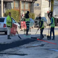 Cum se asfaltează în România cu mopul, mătura și roaba. Firma, specializată în termopane - Foto: stiridinsursebuzau.ro
