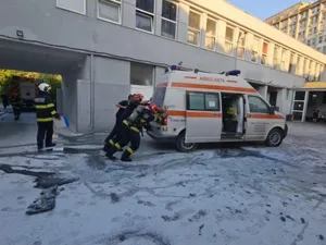 O ambulanţă a luat foc chiar în faţa Spitalului Judeţean Constanţa. Au intervenit pompierii - Foto: Ziua de Constanța