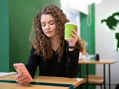 O femeie trimite un mesaj pe WhatsApp - Foto: freepik (rol ilustrativ)