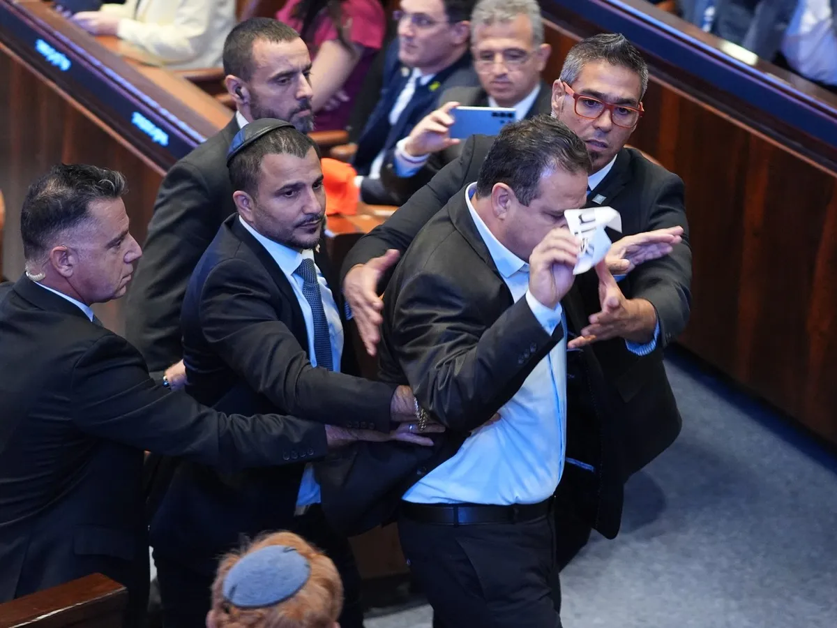 În Parlamentul israelian, s-a produs un incident care s-a soldat cu evacuarea unui membru al Knessetului - Foto: Profimedia Images