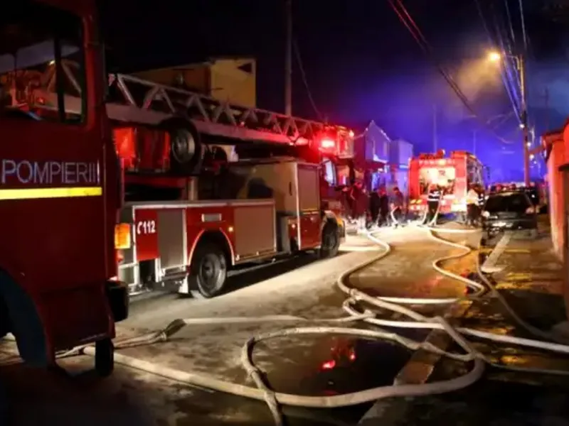 Trei persoane au primit îngrijiri medicale de la echipajele SMURD şi au fost transportate la spital în urma unui incendiu la un ansamblu de locuinţe din Sectorul 3. / Foto: fanatik.ro