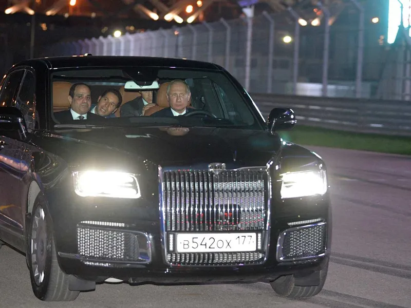 Aurus Senat seamănă cu un Rolls Royce Phantom împerecheat cu un Mercedes S-Klasse.