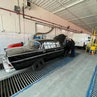 Un Mercedes „coadă de rândunică” din coloana lui Ceaușescu, la ITP în Vaslui. - Foto: Facebook/Valeriu Stoian