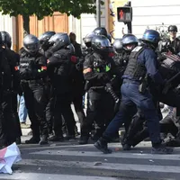 VIDEO Violențe la Paris de 1 mai. Poliția a intervenit în forță. Magazine vandalizate / Twitter /news.ro