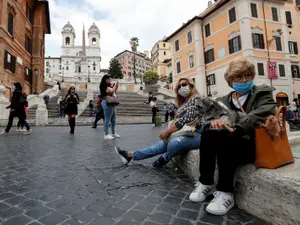 Oameni pe stradă în Italia/FOTO: Reuters