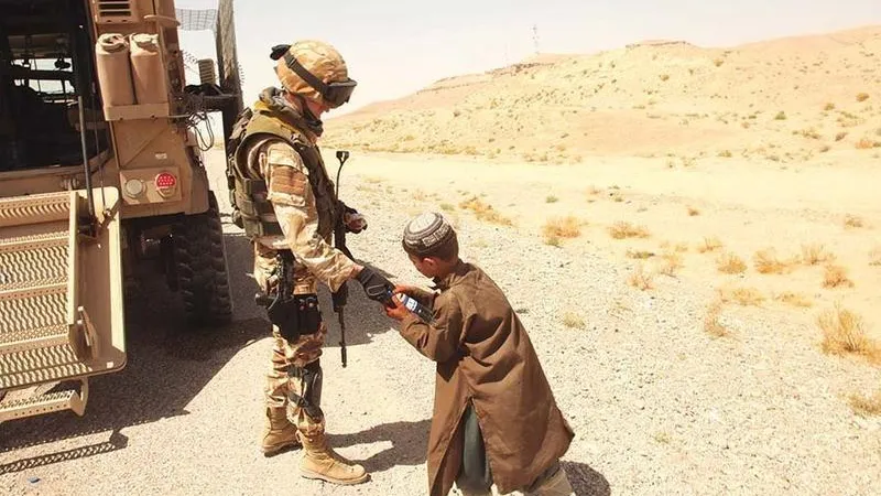 Un militar român și un copil din Afganistan. Foto Arhivă