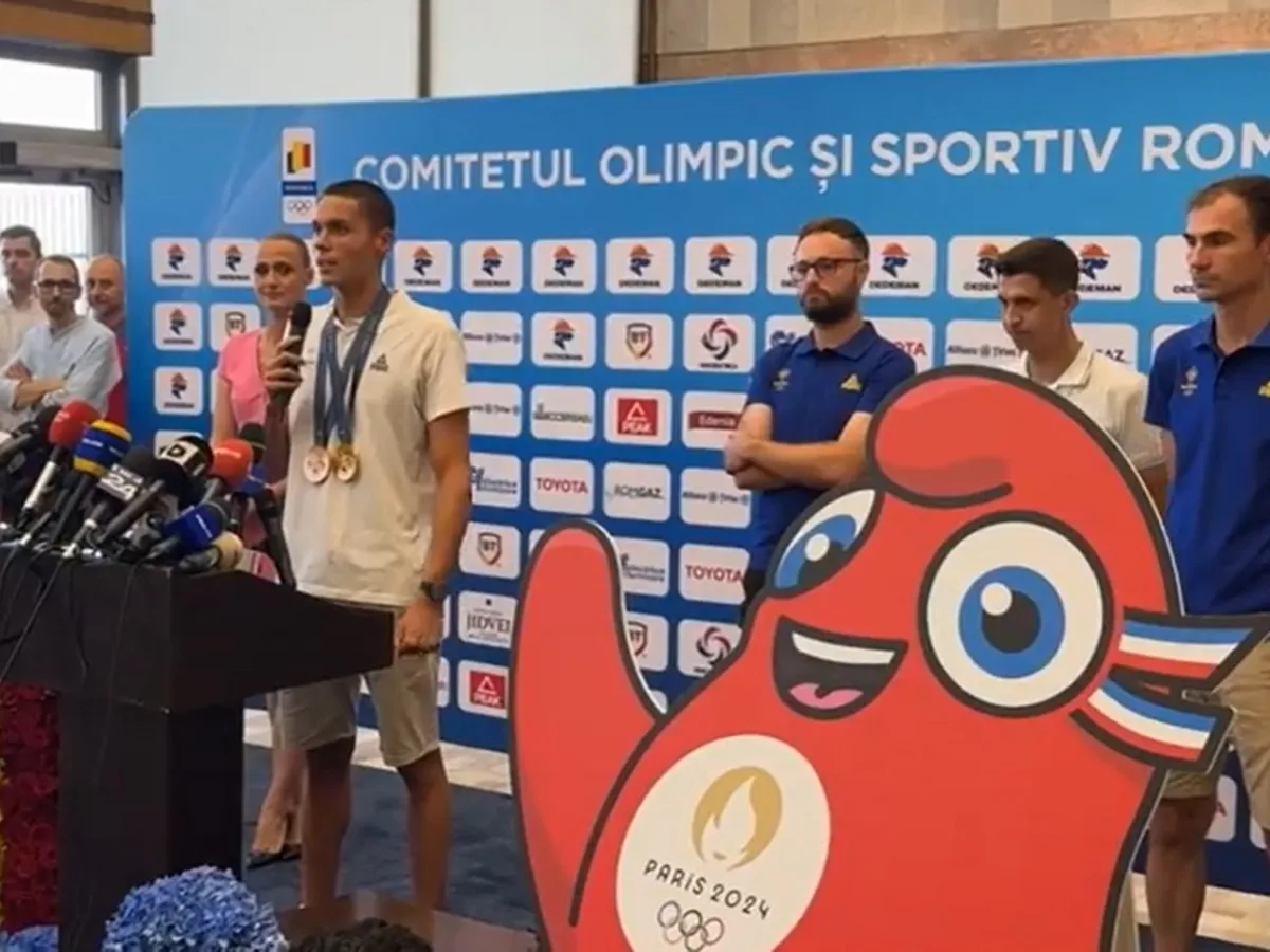 David Popovici a ajuns în țară cu medaliile: ”Două bucăți de metal pentru care muncești o viață” - Foto: captură Facebook/ Agenția Națională pentru Sport