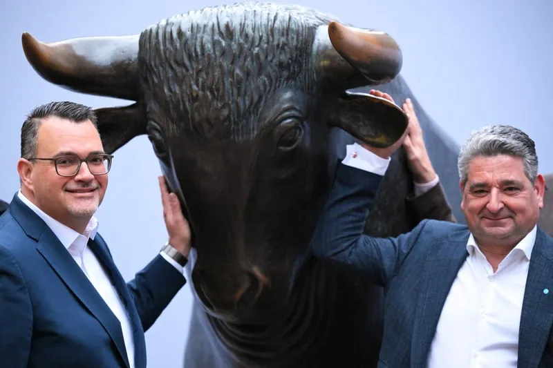 Oliver Burkhard (stânga), CEO TKMS, și Miguel Lopez, CEO Thyssenkrupp, pozează înainte de a suna clopoțelul de deschidere la bursa DAX, din Frankfurt - Foto: Profimedia Images