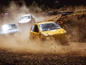 Foto: O roată de la o mașină de rally s-a desprins și a lovit grav două persoane Sursa: Freepik (rol ilustrativ)