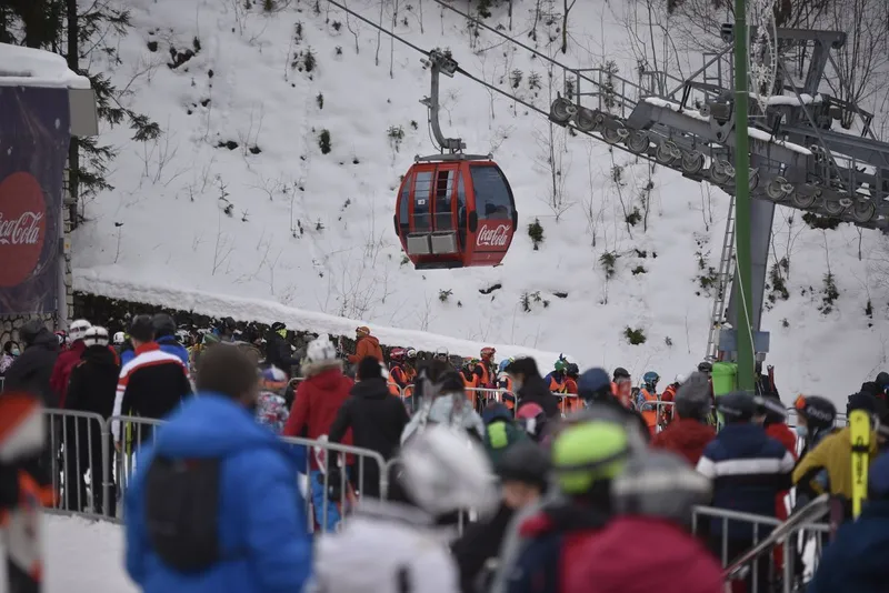 31 ianuarie 2021. Sute de persoane aşteaptă la coadă, la Telecabina din Poiana Braşov - Foto: INQUAM PHOTOS/Alex Nicodim