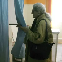 Femeie votând în Timișoara. FOTO: Inquam Photos