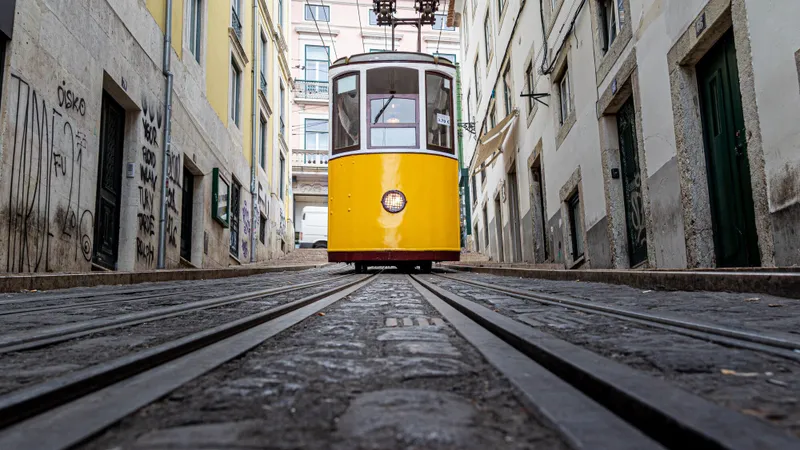 AMENDĂ de aproape 2.000 de lei pentru șoferii români care depășesc tramvaiul. De ce NU e voie? - Foto: Freepik (imagine cu rol ilustrativ)
