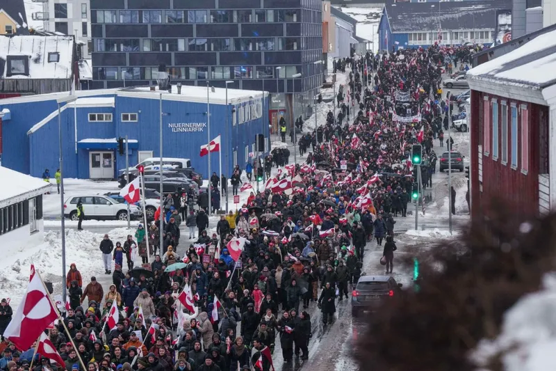 Manifestaţie a groenlandezilor, &icirc;n centrul Nuuk, spre Ambasada SUA, contra politicii Americii lui Trump - Foto: Profimedia Images