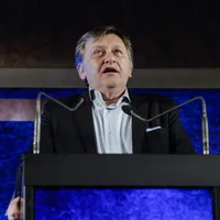 Crin Antonescu, susținut de PSD la alegerile prezidențiale. În 2014, Ponta l-a scos din politică - Foto: INQUAM PHOTOS / George Călin