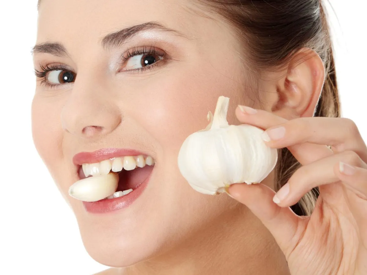 Femeie cu usturoi - Foto: Freepik