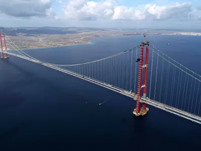 Podul Canakkale 1915, lung de 4,6 km şi cu o distanţă de 2 km între cei doi piloni. / Foto: dailysabah.com