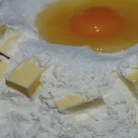 Zahărul şi untul, printre ingredientele necesare pentru cozonacul de Paşti - Foto: Pixabay/jhusemannde
