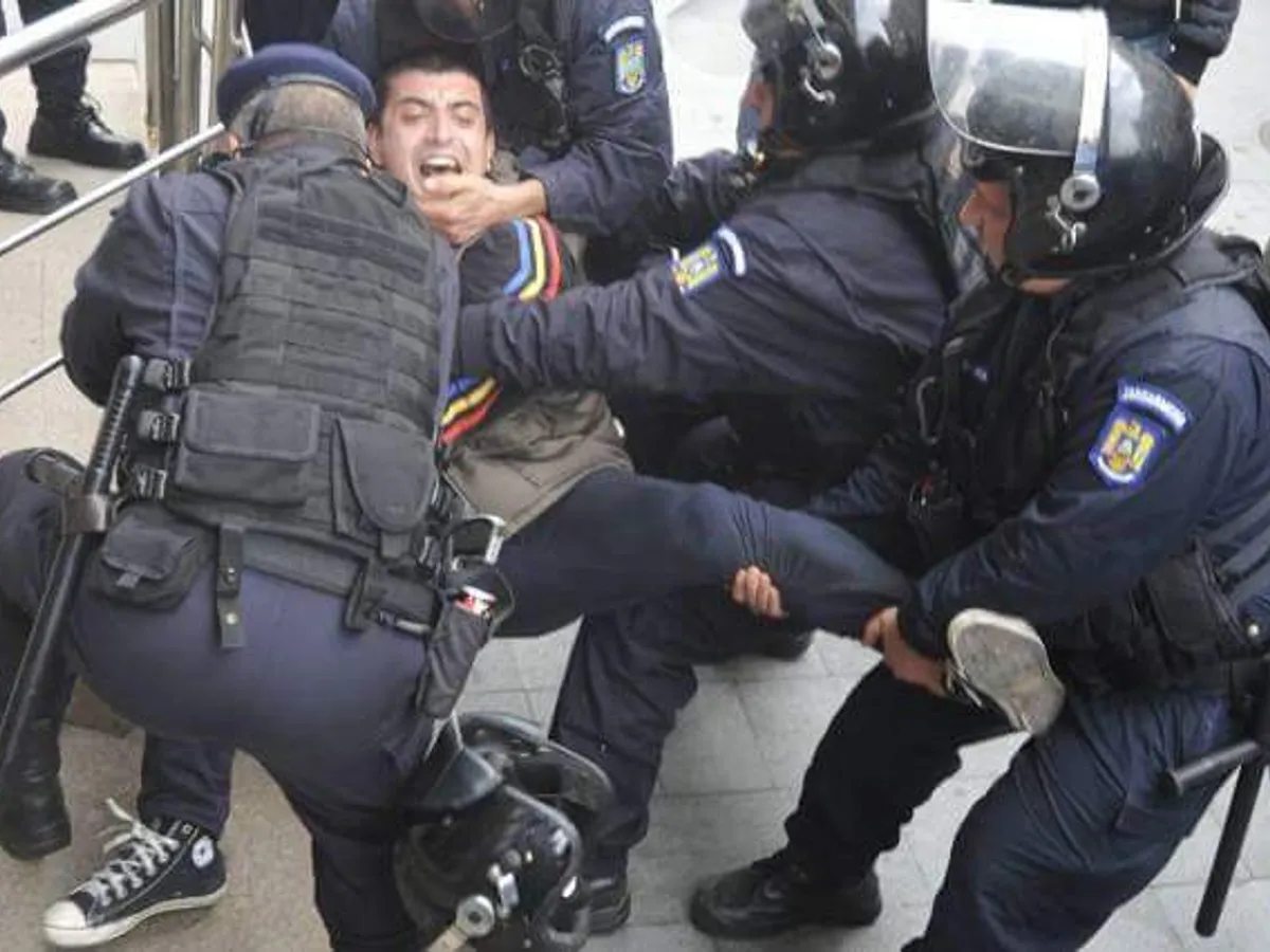 George Simion, reținut de jandarmi în timpul Marșului Unirii (22 octombrie 2016 – București) Foto: revistaultra.ro