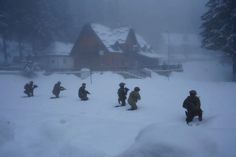 V&acirc;nătorii de munte din Franța și Rom&acirc;nia se antrenează &icirc;mpreună cu regularitate - Foto: France Armed Forces