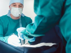 Premieră medicală: Un bolnav de cancer a fost operat de un chirurg de la o distanță de aproape 11.000 km