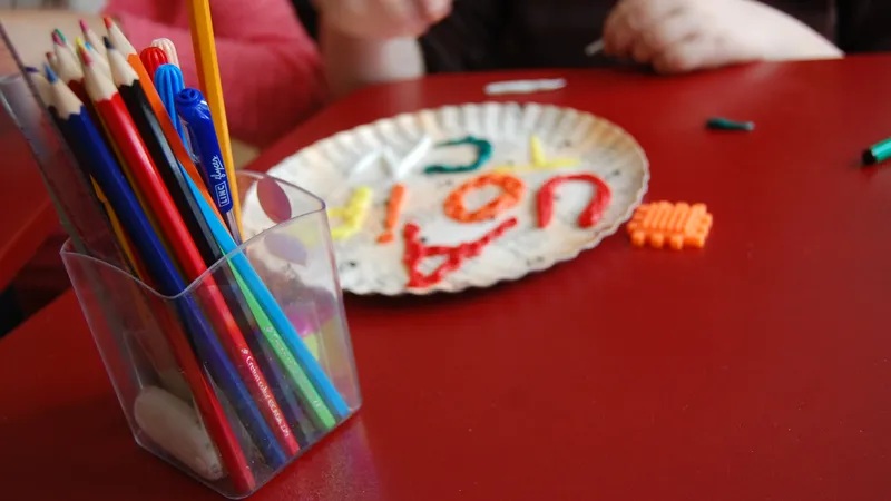 Litere din plastilina, modelate de copiii de clasa I. Foto: Newsweek Romania