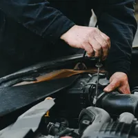 Atenție ce service alegeți! Un mecanic a vândut pe bucăți, la dezmembrări, mașina clienților. - Foto: pexels.com/Anna Shvets
