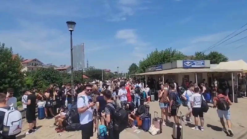 Sute de tineri au vrut să ia trenul din Costinești. - Foto: Facebook