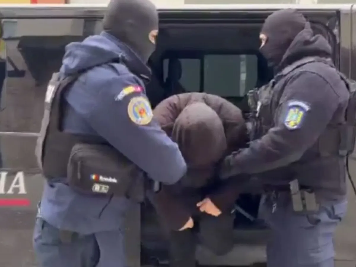 Trei persoane, prinse în flagrant în timp ce vindeau un kilogram de cocaină unui polițist sub acoperire