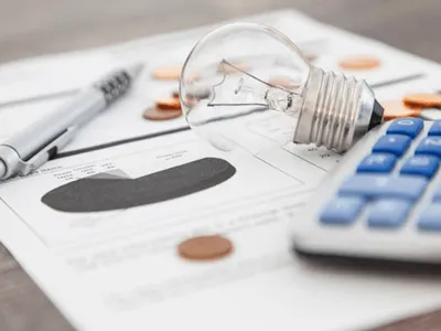 Cât poți economisi dacă îți schimbi furnizorul de energie: diferențe de până la 90 de lei pe lună la curent și 380 de lei la gaze