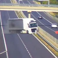 Ce se întâmplă când explodează cauciucul unui TIR în viteză. / Foto: captură video