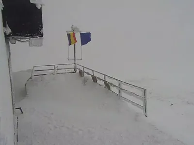 Domeniul schiabil din Sinaia, spre Cota 2000, este închis, din cauza ninsorilor abundente - Foto: captură foto webcam live Sinaia