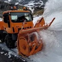 Pe Transfăgărășan, zăpada are și 5 metri grosime. Utilajele de deszăpezire lucrează continuu. / Foto: captura ecran