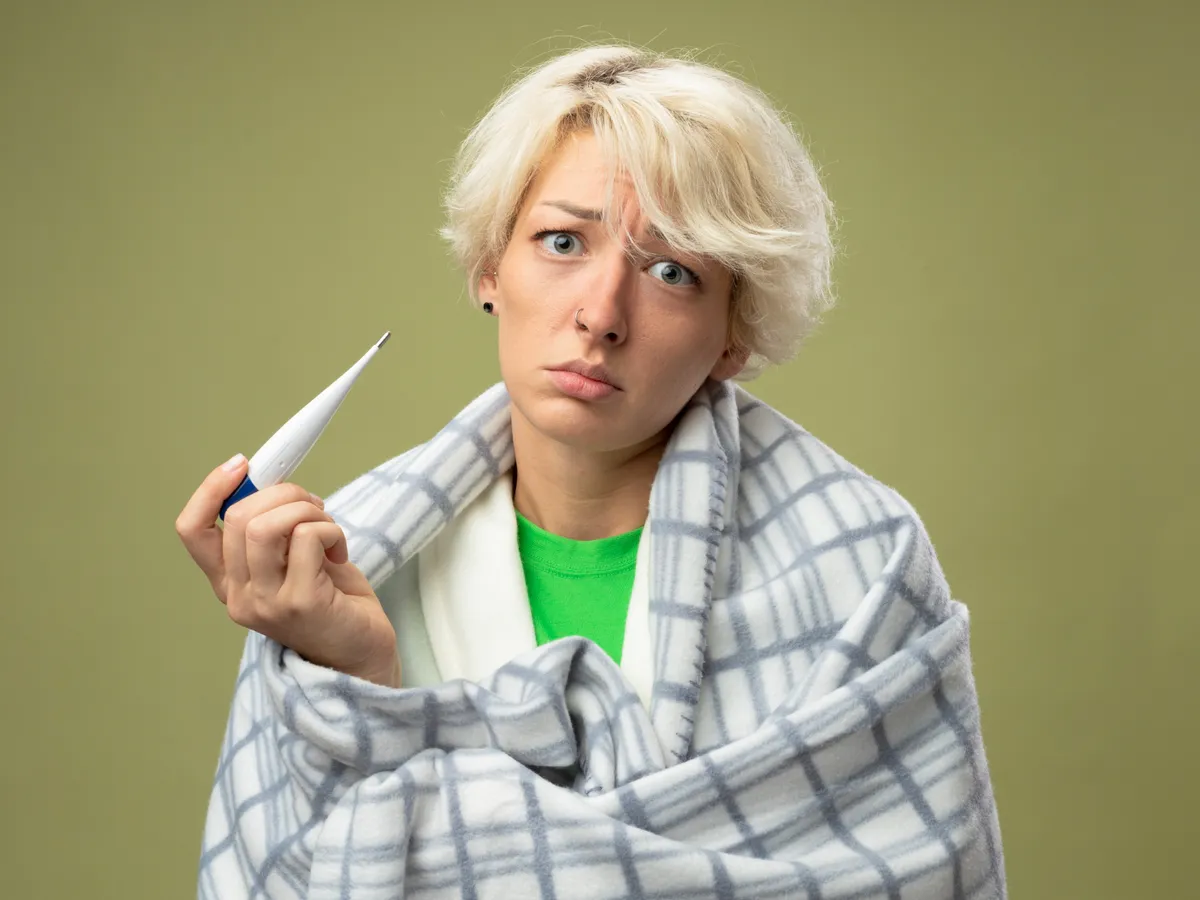 Ce se întâmplă cu adevărat în corpul tău când ai febră. De ce îți este frig? Convulsiile indică o problemă