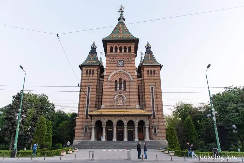 Crucile de pe Catedrala ortodoxă din Timișoara lipsesc din anunțul făcut de Ministerul  Sănătății. Foto Doxologia.ro