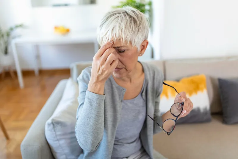 Pensionară are dureri de cap la pensie - Foto: Freepik