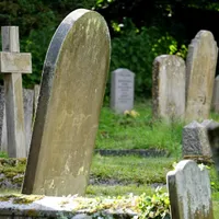 Trei români au furat din zeci de cimitire obiecte în valoare de 175.000 de euro. Cum i-au prins Foto: Pexels (fotografie cu caracter ilustrativ)