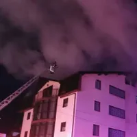 O pensiune din Călimănești, în flăcări. Pompierii intervin în forță, ar fi persoane blocate - Foto: News.ro