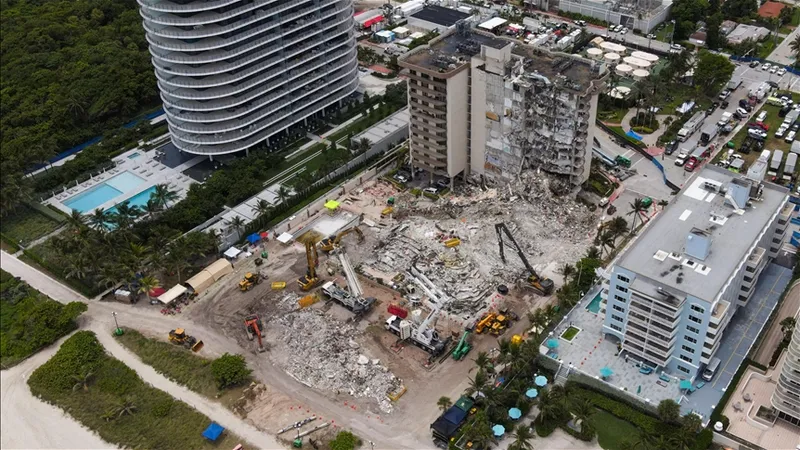 Partea clădirii cu 13 etaje care s-a surpat în Surfside, Miami, a fost demolată în mod controlat, înainte de sosirea furtunii tropicale Elsa/Foto: miami journal