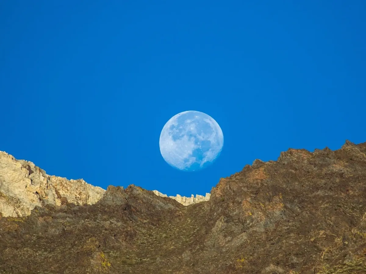 O lună plină albastră va apărea în curând pe cer. Acest fenomen are o semnificație specială pentru omenire