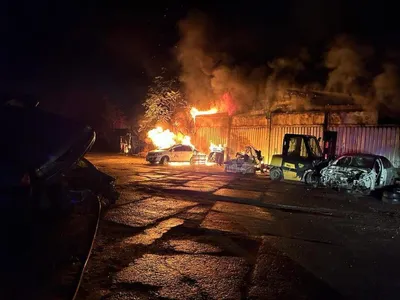 Incendiu extrem de puternic, în Galați. Ard trei hale la un centru de dezmembrări auto - Foto: ISU Galati