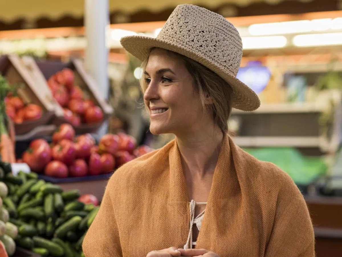 Femeie tânără, la cumpărături, în piaţa de legume şi fructe - Foto: Freepik/CC0