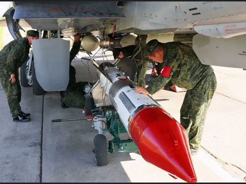 Rusia armează avioanele de luptă cu rachete nucleare R-37M - Foto: @Aryan_warlord