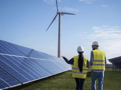 Două tipuri de regenerabile: fotovoltaicele şi eolienele - Foto: Magnific.com/magnific