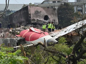 Înalți funcționari ai guvernului din Gujarat şi experţi în aeronautică inspectează resturile zborului Air India - Foto: profimedia Images