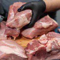 Carnea de porc se scumpește. Apogeul va fi atins de sărbători. Cât costă un kg de pulpă dezosată - Foto: Profimedia images