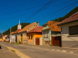 Amenzi usturătoare și 2 ani de închisoare pentru românii care stau la casă. Ce nu au voie să facă? - Foto: Shuterstock / imagine rol ilustrativ